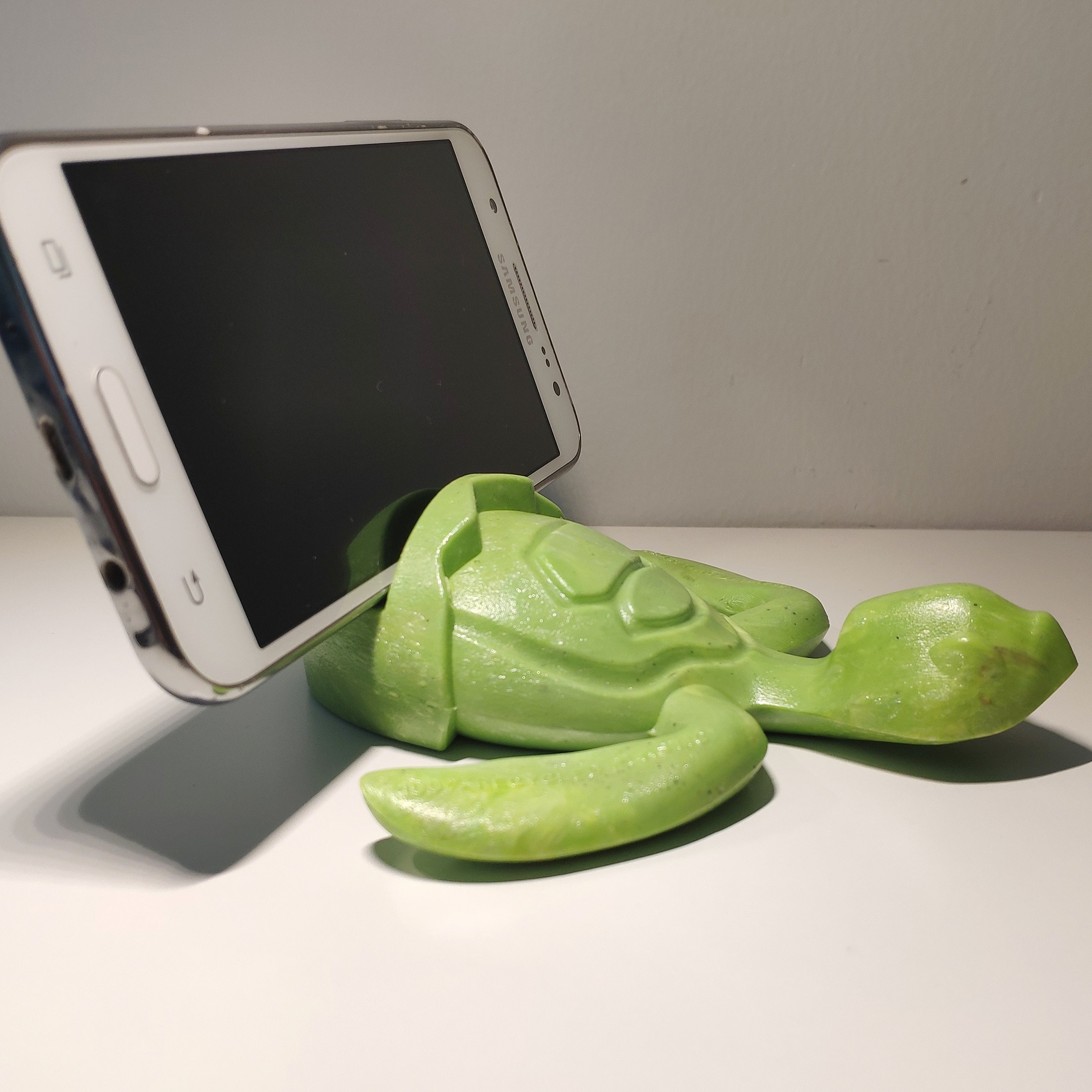 LIGHT GREEN Sea Turtle Holder made of trash plastic bottle lids